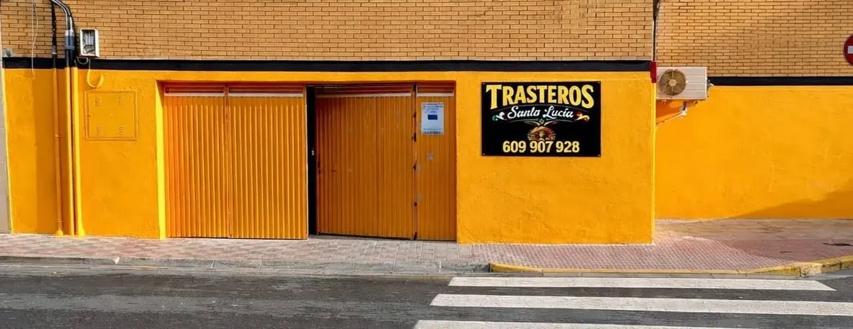 Fachada exterior de Trasteros Santa Lucía en Alcalá de Guadaíra