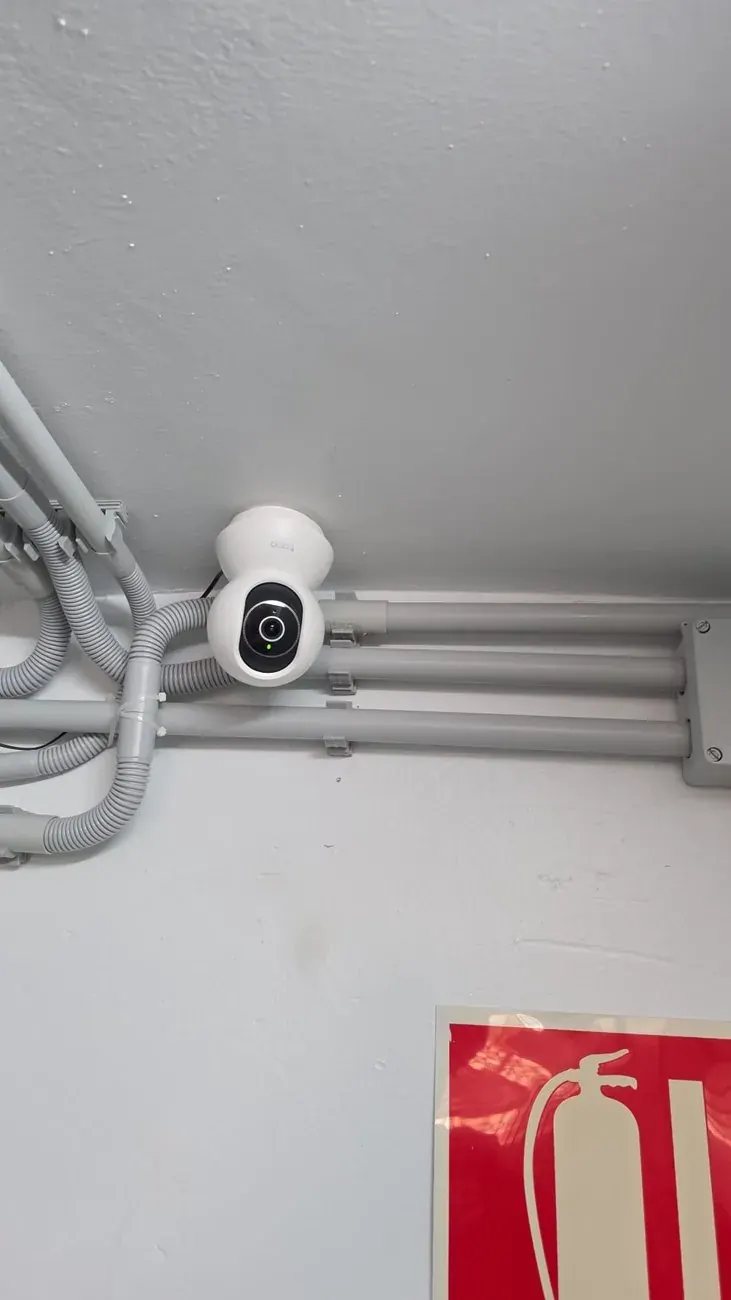 Cámara de videovigilancia instalada en el local
