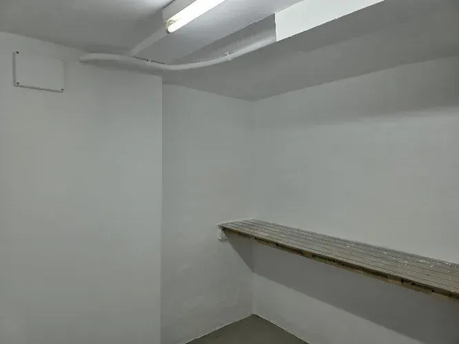 Interior de trastero con repisa metálica