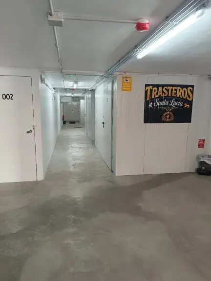 Pasillo amplio con cartel de Trasteros Santa Lucía