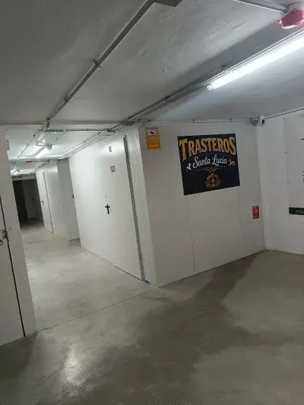 Pasillo interior con puertas numeradas de trasteros
